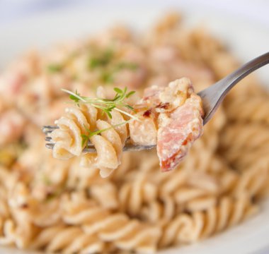 Düdük makarna Cress ile dekore edilmiş