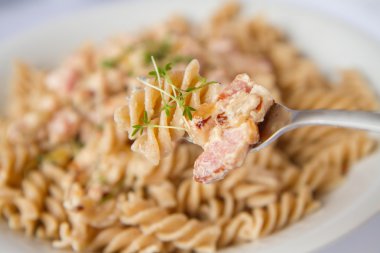 Düdük makarna Cress ile dekore edilmiş