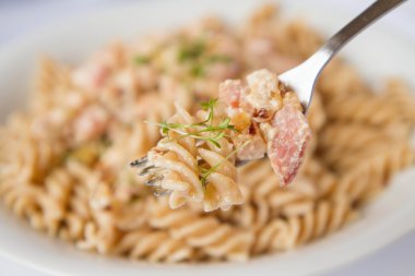 Düdük makarna Cress ile dekore edilmiş