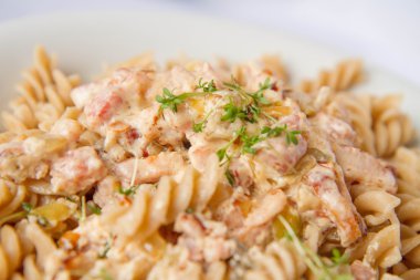 Düdük makarna Cress ile dekore edilmiş