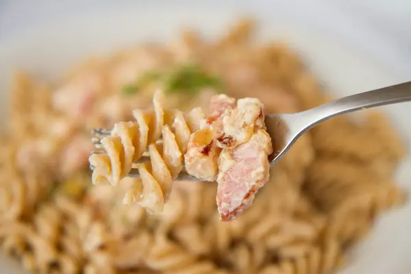 Fusilli Pasta Met Saus Van Room Spek Versierd Met Tuinkers — Stockfoto