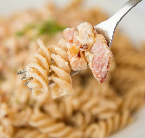 Fusilli pasta versierd met tuinkers — Stockfoto