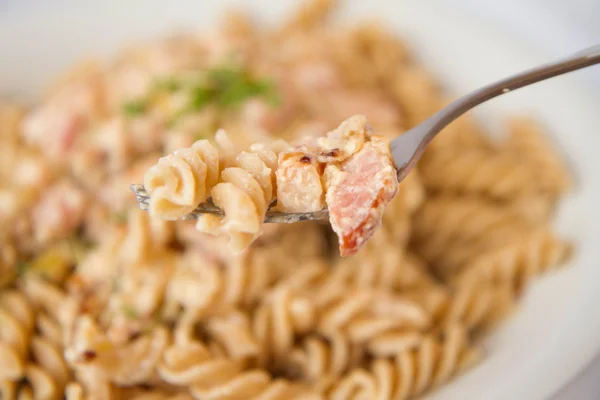 Fusilli Pasta Met Saus Van Room Spek Versierd Met Tuinkers — Stockfoto