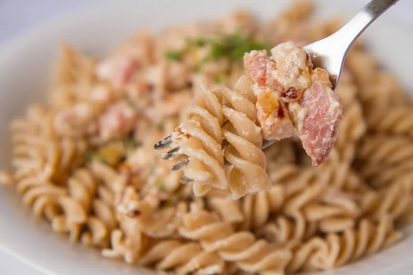 Fusilli pasta versierd met tuinkers — Stockfoto