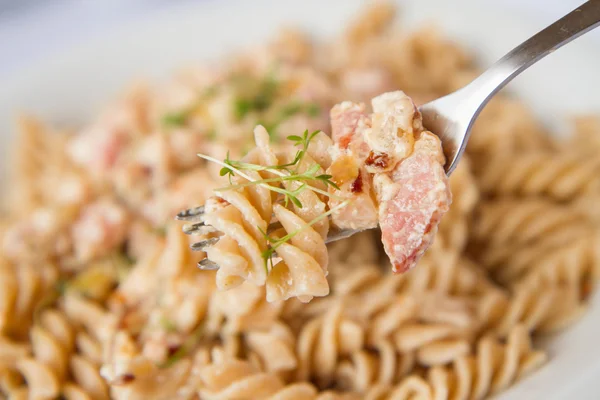 Fusilli pasta versierd met tuinkers — Stockfoto