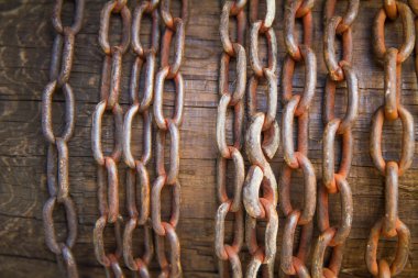 Ahşap ve zincir 