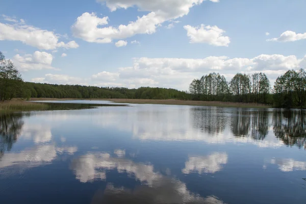 Lake Blue Sky White Clouds Reflecting Its Surface — Stock Photo, Image