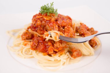 Spagetti bolognese bir çatalla yenir