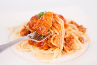 Spagetti bolognese bir çatalla yenir