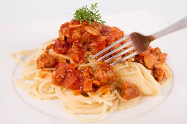 Спагетти болоньезе едят вилкой — стоковое фото