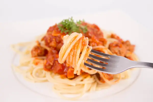 Espaguete bolonhesa comido com um garfo — Fotografia de Stock