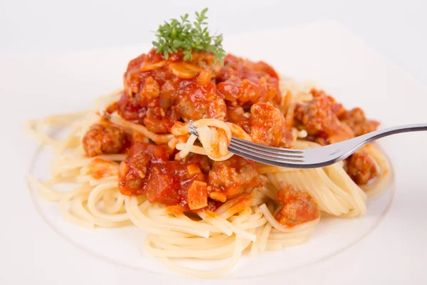 Espaguetis boloñeses comidos con un tenedor — Foto de Stock