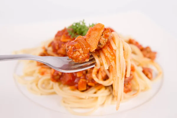 Spaghetti bolognese äts med en gaffel — Stockfoto