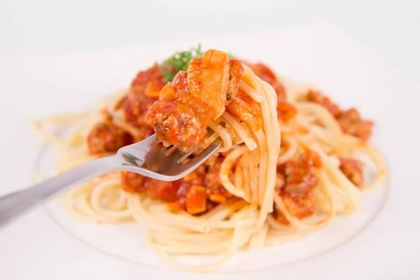 Spaghetti bolognese spożywane z widelcem — Zdjęcie stockowe