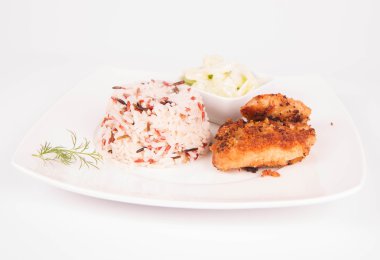 Domuz pirzolası (çýkmak breadcrumbs içinde ele), üç renk pirinç ve salatalık salatası 