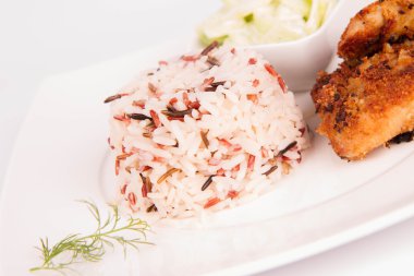 Domuz pirzolası (çýkmak breadcrumbs içinde ele), üç renk pirinç ve salatalık salatası 