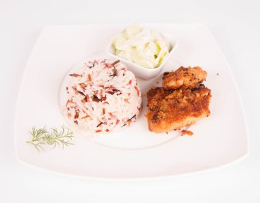 Domuz pirzolası (çýkmak breadcrumbs içinde ele), üç renk pirinç ve salatalık salatası 