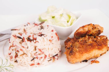 Domuz pirzolası (çýkmak breadcrumbs içinde ele), üç renk pirinç ve salatalık salatası 