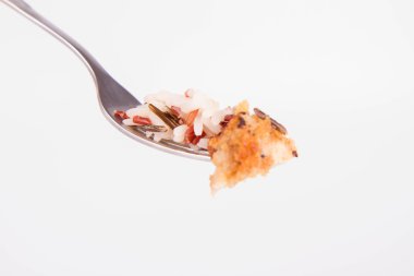 Domuz pirzolası (hamur ve ekmek kırıntıları kaplı) ve üç renk pirinç beyaz zemin üzerine çatal üzerinde parça