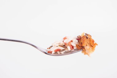 Domuz pirzolası (hamur ve ekmek kırıntıları kaplı) ve üç renk pirinç beyaz zemin üzerine çatal üzerinde parça