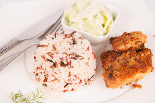 Karbonade Bedekt Met Broodkruimels Drie Kleur Rijst Komkommer Salade — Stockfoto