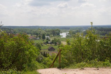 Castle hill Mielnik Köyü, Polonya bölgesinde nehir hatadan görünümünü