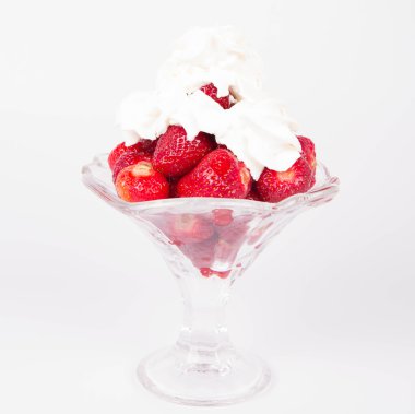 Krem şantili taze çilek. 