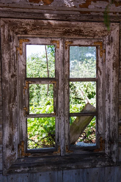 Janela Uma Antiga Casa Madeira Arruinada — Fotografia de Stock