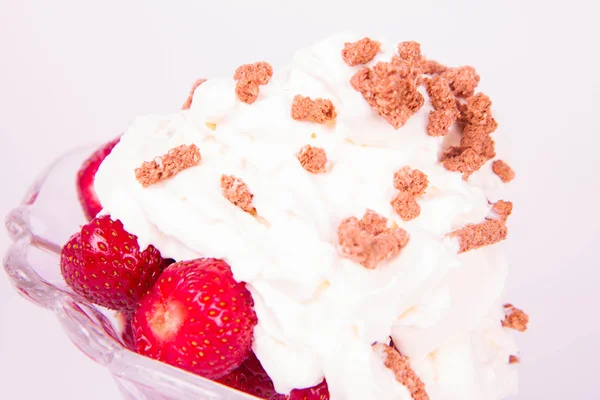 Erdbeeren Mit Schlagsahne Und Müsli — Stockfoto