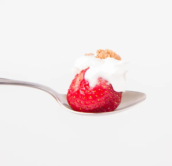 Fraise Crème Fouettée Granola Sur Une Cuillère Sur Fond Blanc — Photo