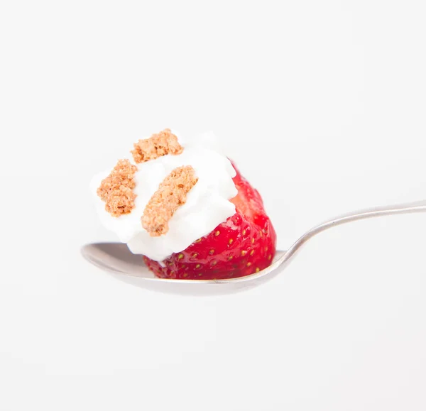 Fraise Crème Fouettée Granola Sur Une Cuillère Sur Fond Blanc — Photo