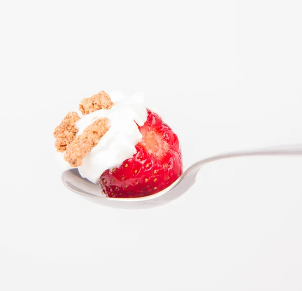 Fragola Con Panna Montata Granola Cucchiaio Fondo Bianco — Foto Stock