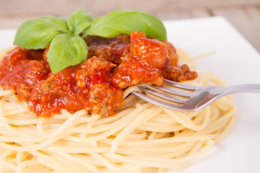 Spagetti bolognese bir çatalla yenir