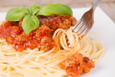 Spagetti bolognese bir çatalla yenir