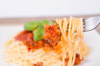 Spagetti bolognese bir çatalla yenir