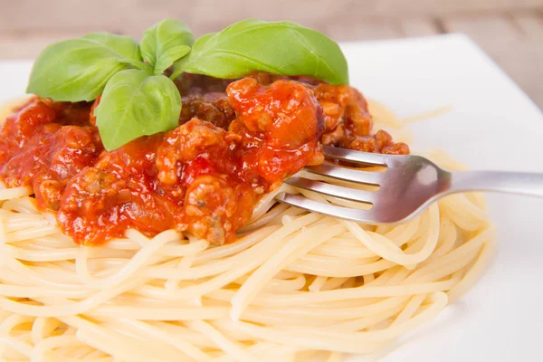 Spaghetti bolognese mangiati con una forchetta — Foto Stock