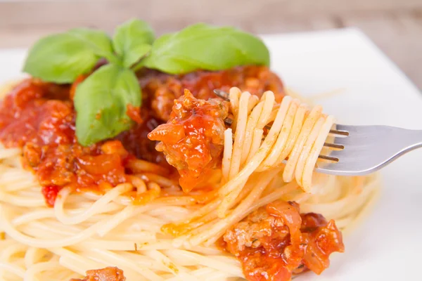 Spaghetti bolognese mangiati con una forchetta — Foto Stock