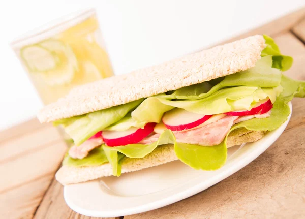 Panino Croccante Con Formaggio Formaggio Ravanello Lattuga Bicchiere Limonata — Foto Stock