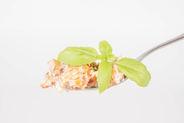 Bir çatal beyaz zemin üzerine sarımsak ile sotelenmiş Cantharellus cibarius