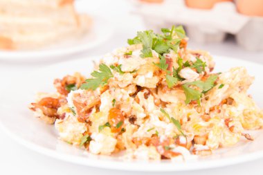 Omlet Cantharellus cibarius ve maydanoz ile