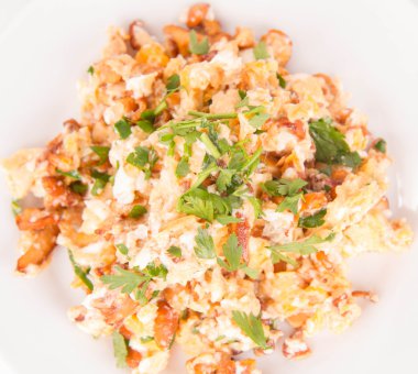 Omlet Cantharellus cibarius ve maydanoz ile