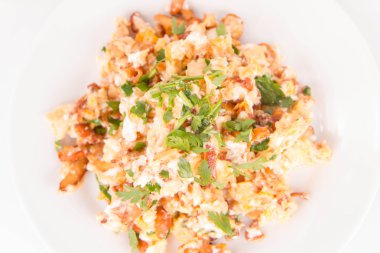 Omlet Cantharellus cibarius ve maydanoz ile