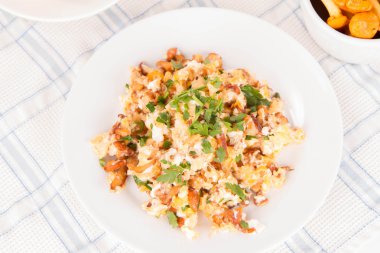 Omlet Cantharellus cibarius ve maydanoz ile