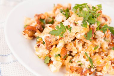 Omlet Cantharellus cibarius ve maydanoz ile