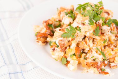 Omlet Cantharellus cibarius ve maydanoz ile