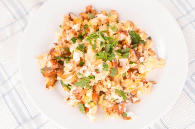 Omlet Cantharellus cibarius ve maydanoz ile