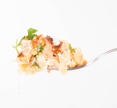 Cantharellus cibarius ve maydanoz üzerinde bir çatal ile pişmiş yumurta