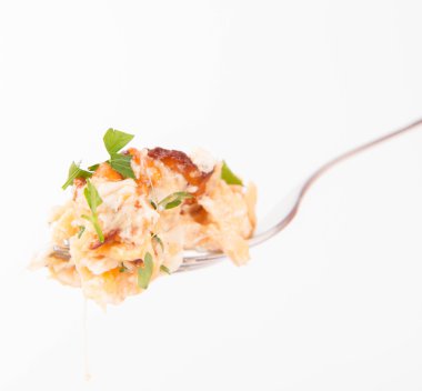 Cantharellus cibarius ve maydanoz üzerinde bir çatal ile pişmiş yumurta