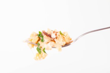 Cantharellus cibarius ve maydanoz üzerinde bir çatal ile pişmiş yumurta