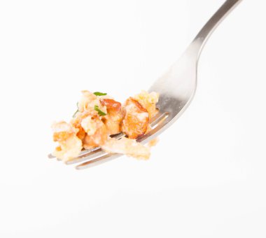 Cantharellus cibarius ve maydanoz üzerinde bir çatal ile pişmiş yumurta